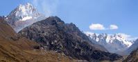 Nádherná Cordillera Blanca nad městem Huaraz, Peru.