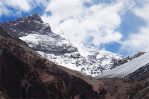 Pohled na nebezpečnou jižní stěnu (South Face - Pared Sur) Aconcaguy (6962m) z naší sestupové trasy údolím Horcones.