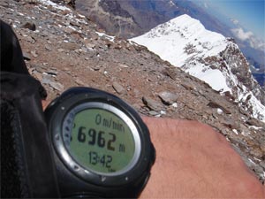 Severní vrchol hory Aconcagua (6962m), v pozadí jižní vrchol (6930m).