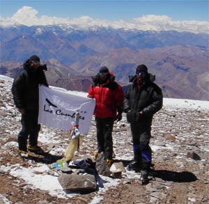 Všichni čelnové expedice Over the Top 2008 na vrcholu Aconcaguy (6962m).