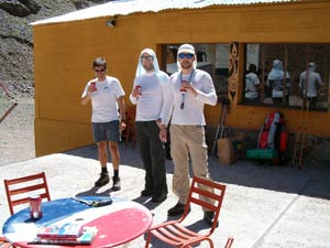 Andrea (italský kolega), Martin a Vláďa po příjezdu do osady Vallecitos (2890m). Poslední pivko před osmidenní aklimatizací.