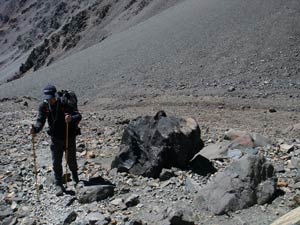 Aleš stoupá nekonečnými štěrkovišti do kempu El Salto (4200m).