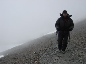 Martin stoupá nalehko do sedla (4900m) nad kempem La Hoyada (4600m) - aklimatizační procházka.