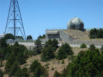 Další z mnoha radarů, které pokrývají většinu ze všech nejvyšších vrcholů pohoří Troödos.