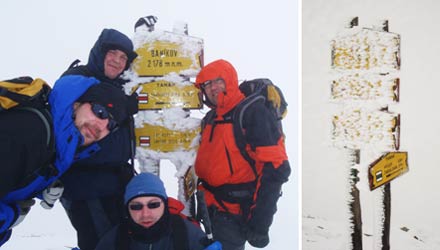 Tomáš, Vláďa, Soldis a Martin na vrcholu Baníkov (2178m). Vpravo: cedule na vrcholu Baníkov před tím, než jsme z nich setřeli sníh.
