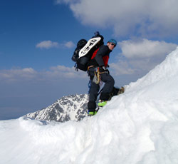 Robert kousek nad Lavinovou lávkou nastupuje do jednoho z hřebínků pod Kotlovým štítem (2601m).