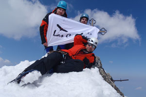 Vláďa, Robert a Martin (s naší vlajkou Las Cumbres EXP) na vrcholu Gerlachovského štítu (2655m).