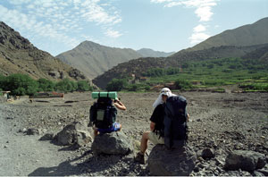 Výstup na Jebel Toubkal (4167m), pohled směrem zpátky. Na kopci je vidět městečko Around.