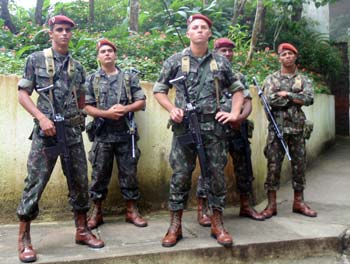 Vojáci u vstupu do Parque Nacional da Tijuca, Rio de Janeiro, Brazílie.