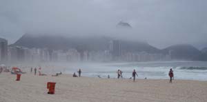 Světoznámá pláž Copacabana zahalená v mlze,  Rio de Janeiro, Brazílie.