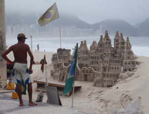 Hrady z písku na pláži Copacabana, Rio de Janeiro, Brazílie.