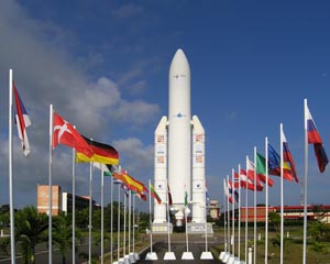 Maketa rakety Ariane 5 v guyanském vesmírném středisku.