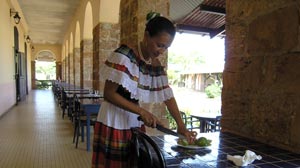 Obsluha v hotelu na Královském ostrově, Francouzská Guyana.