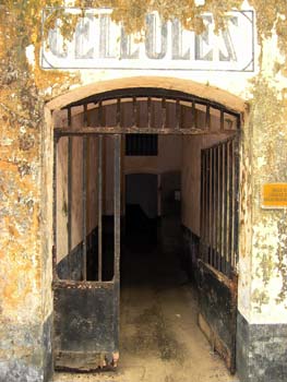 Vstupní brána k vězeňským celám, Francouzská Guyana.