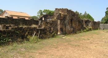 Zbytky vězeňských budov, Francouzská Guyana.