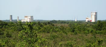 Pohled na část kosmodromu v Kourou, Francouzská Guyana.